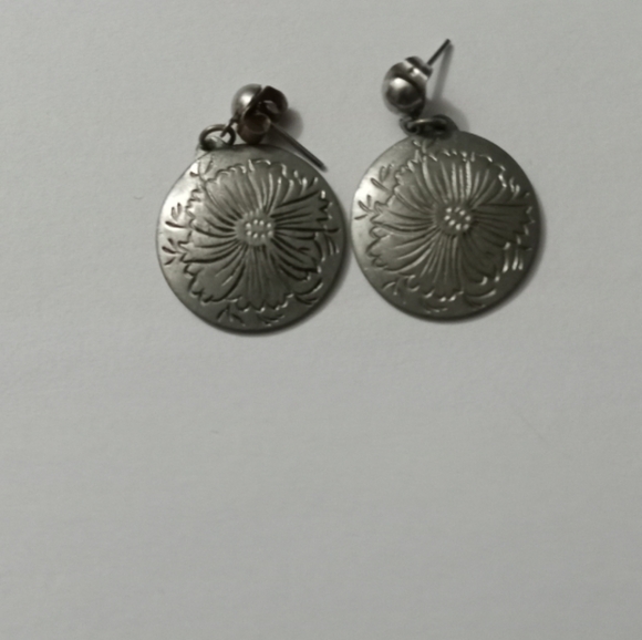 Kirk Pewter 317-10 Vintage Floral Medallion Earrings - Picture 2 of 4